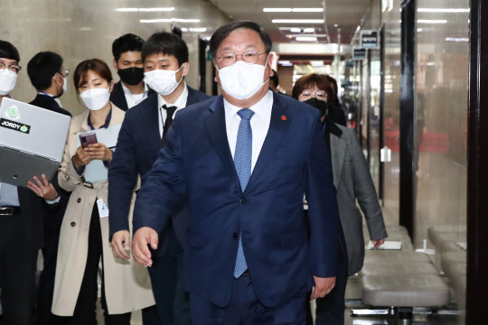 김태년 민주당 대표 직무대행이 8일 국회에서 당대표실로 이동하고 있다. 연합뉴스